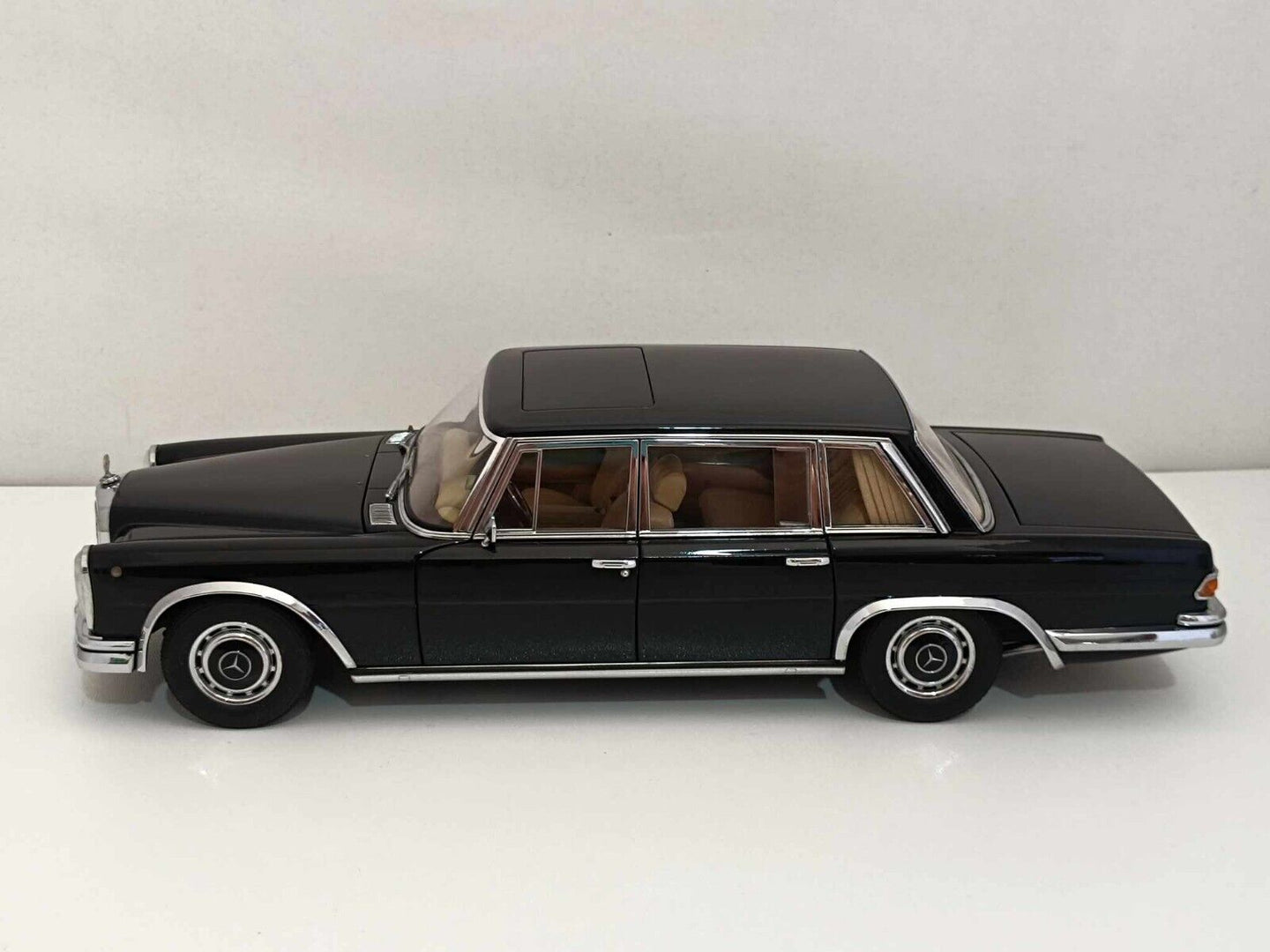 Mercedes Benz 600 SWB (VERY RARE) - Autoart Signature 1:18 GM Shop