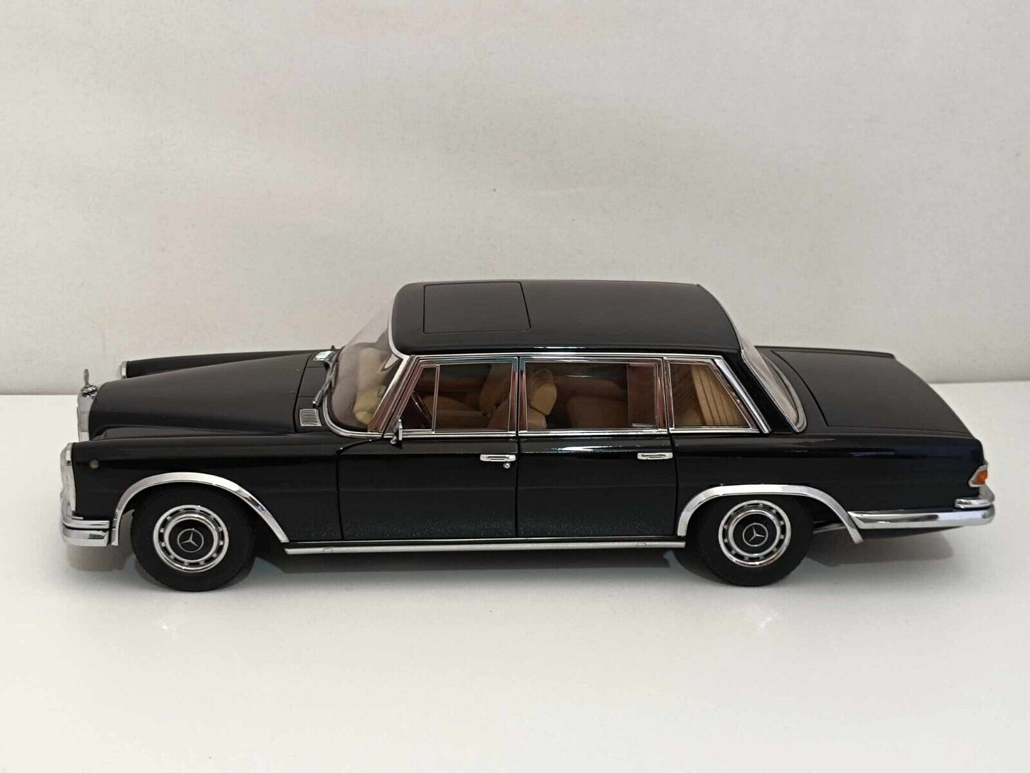 Mercedes Benz 600 SWB (VERY RARE) - Autoart Signature 1:18 GM Shop