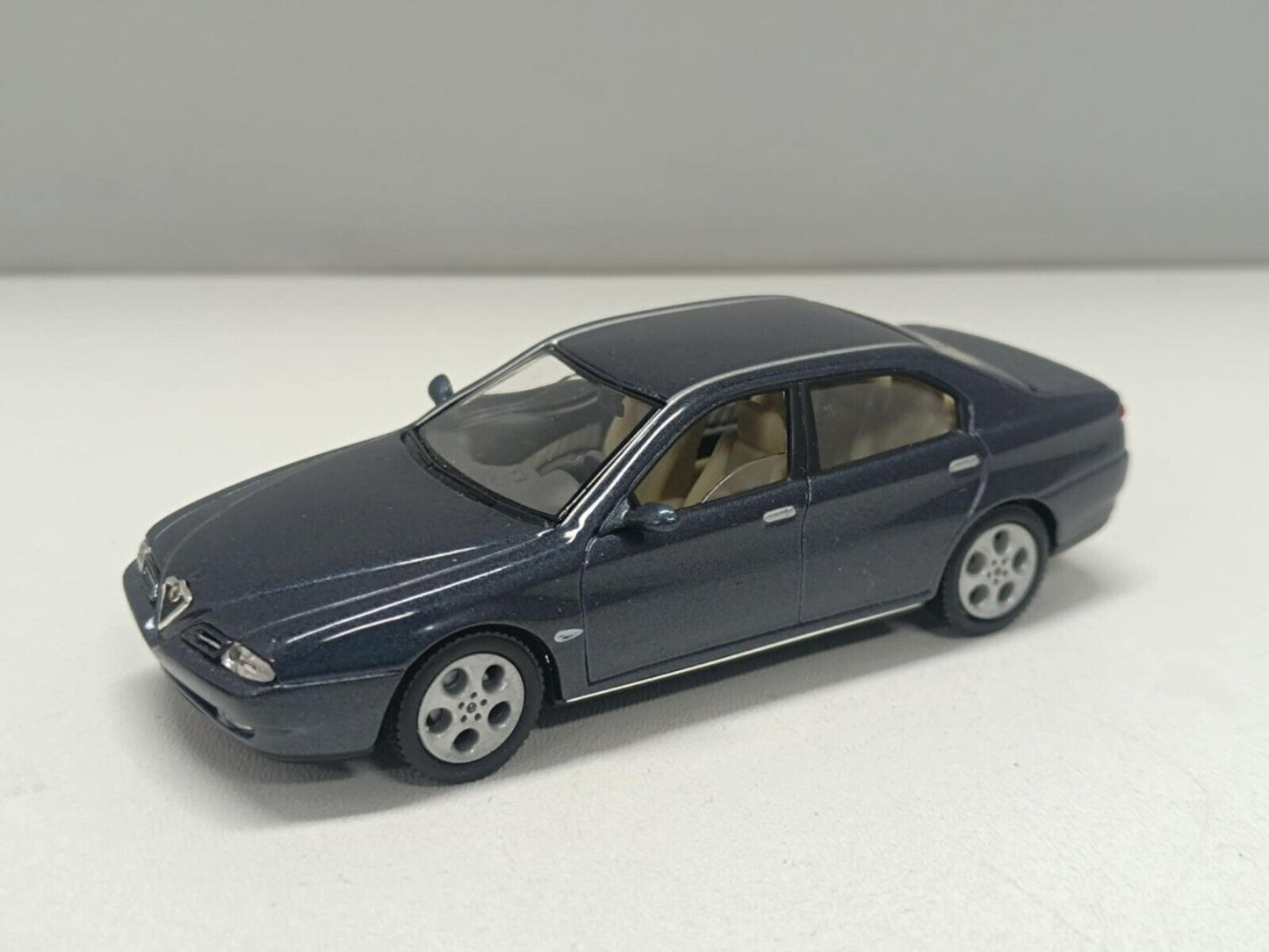 Alfa Romeo 166 - 1998 Grigio Grey Met Solido 1:43 Usato + Steel Box