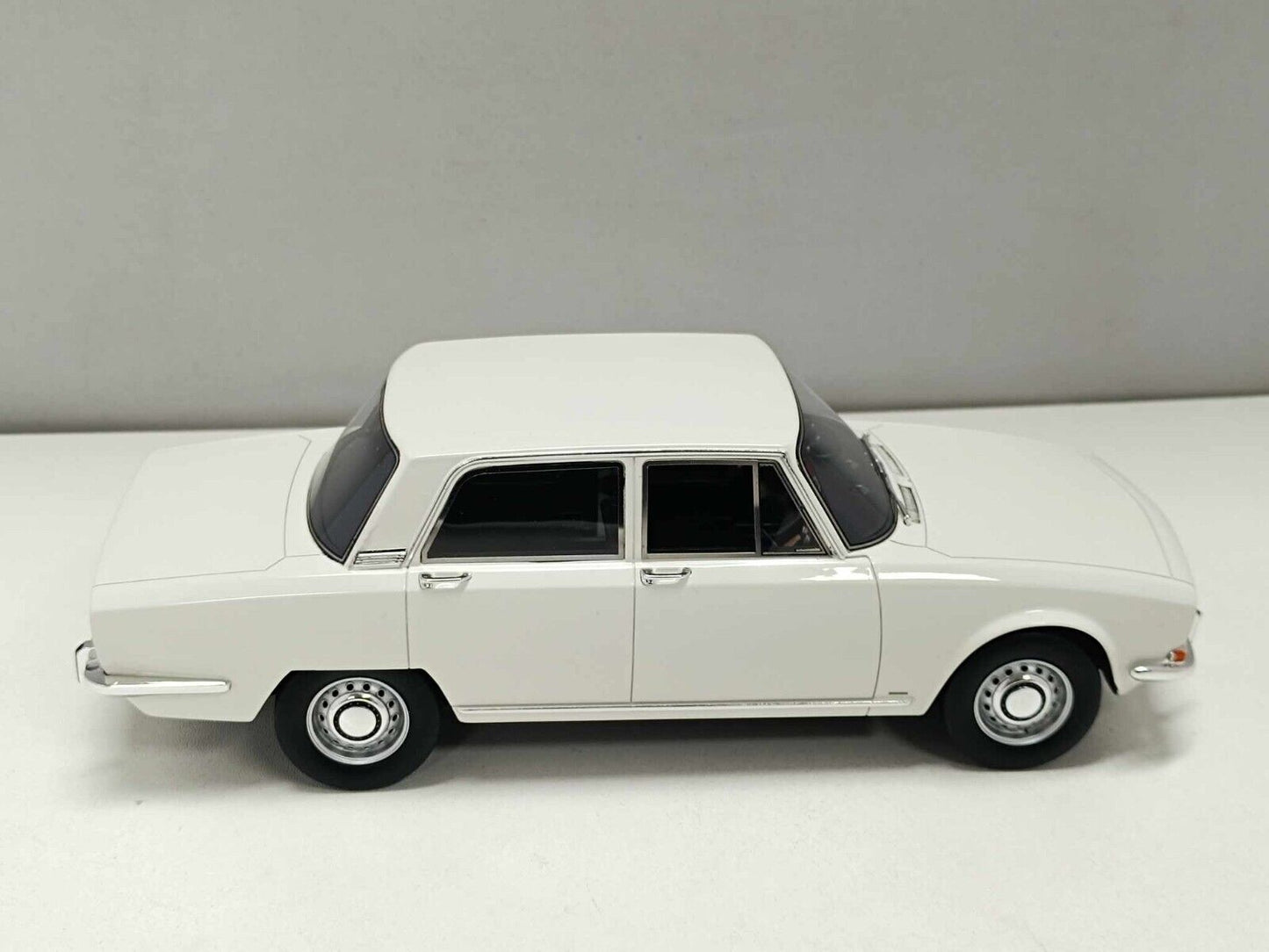 Alfa Romeo 1750 Berlina 1968 White Bianco - Laudoracing 1:18 Nuovo