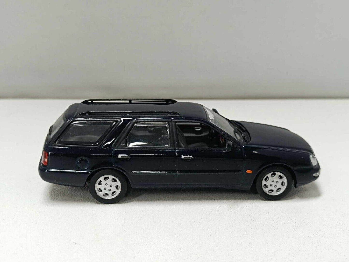Ford Scorpio Break 1995 Blue Navy - Minichamps 1:43 + Teca