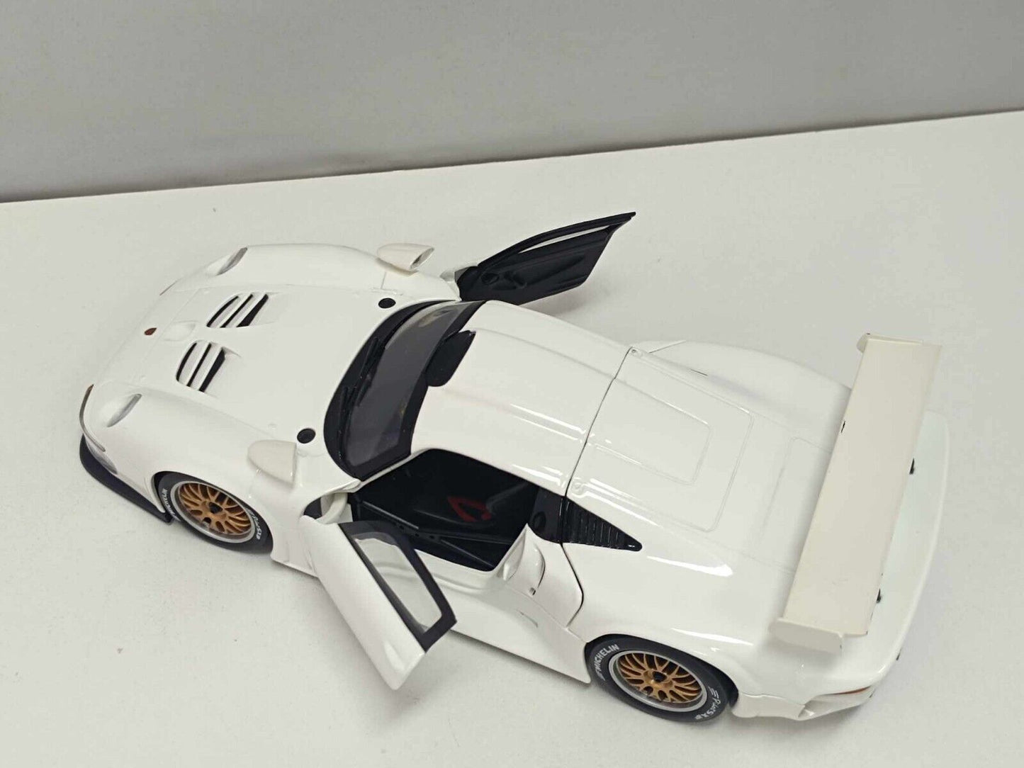 Porsche 911 GT1 White 1996 - UT Models 1:18