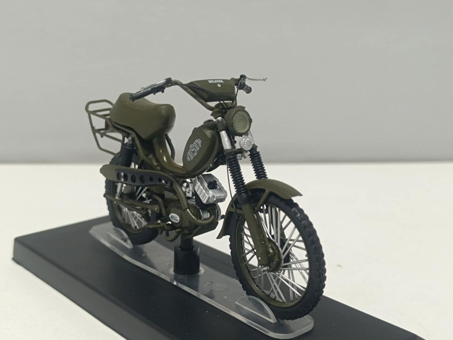 Testi Militar Motorino Edicola Leo Models 1:18 Usato + Basetta