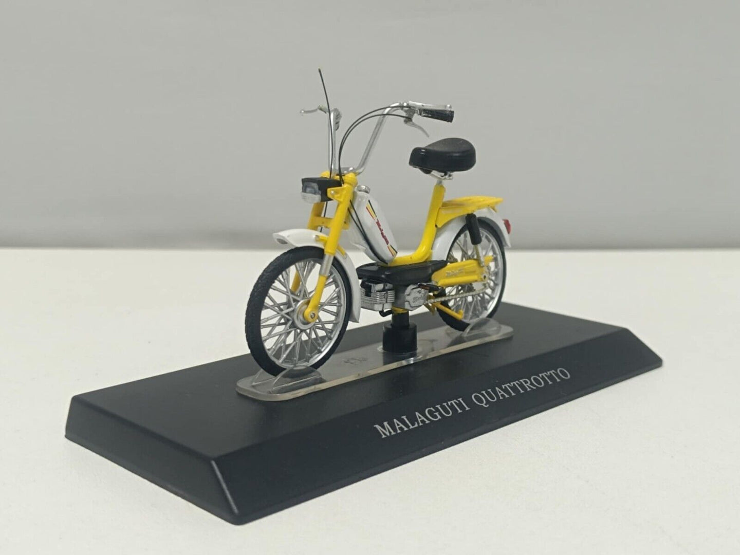 Malaguti Quattrotto Motorino Edicola Leo Models 1:18 Usato + Basetta
