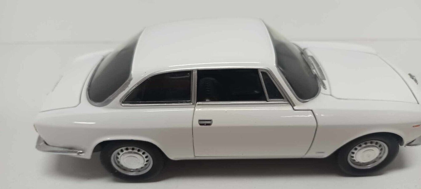 Alfa Romeo Giulia GT 1300 Junior 1965 Bianco White Edicola By Metro 1:24 Usato