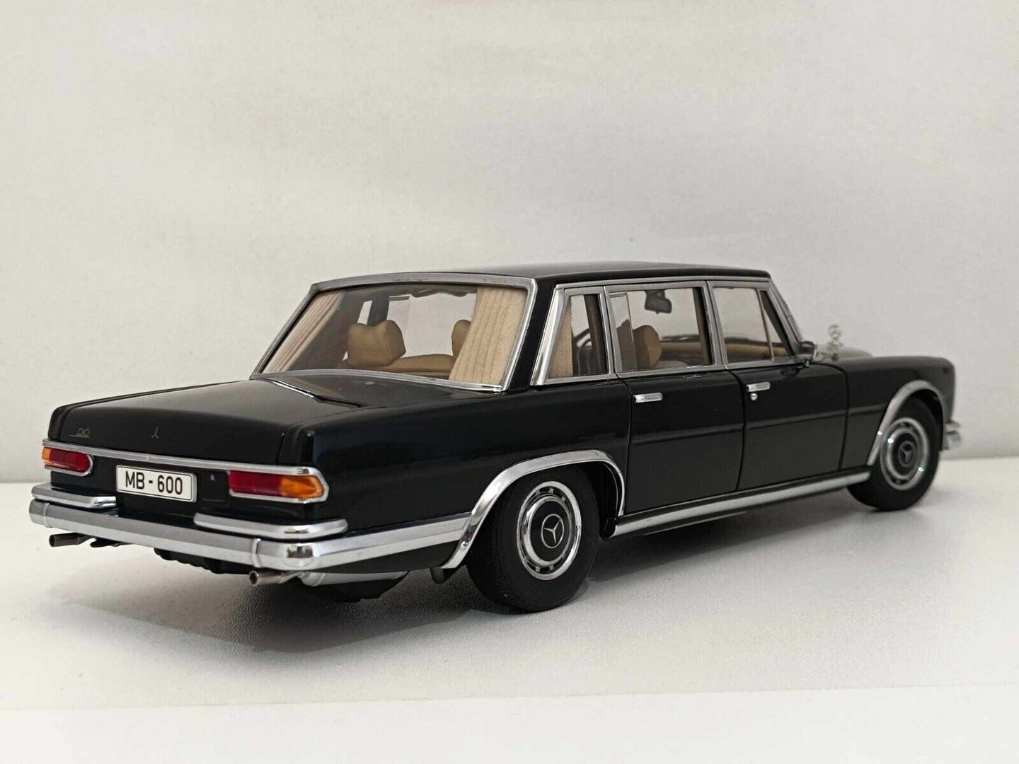 Mercedes Benz 600 SWB (VERY RARE) - Autoart Signature 1:18 GM Shop