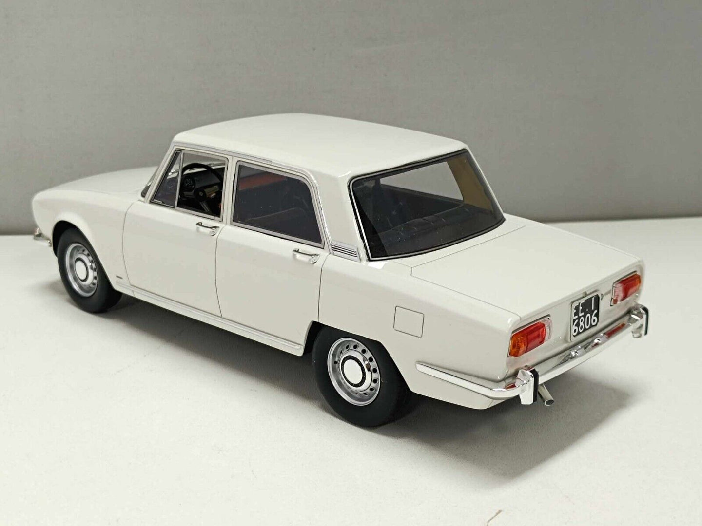 Alfa Romeo 1750 Berlina 1968 White Bianco - Laudoracing 1:18 Nuovo