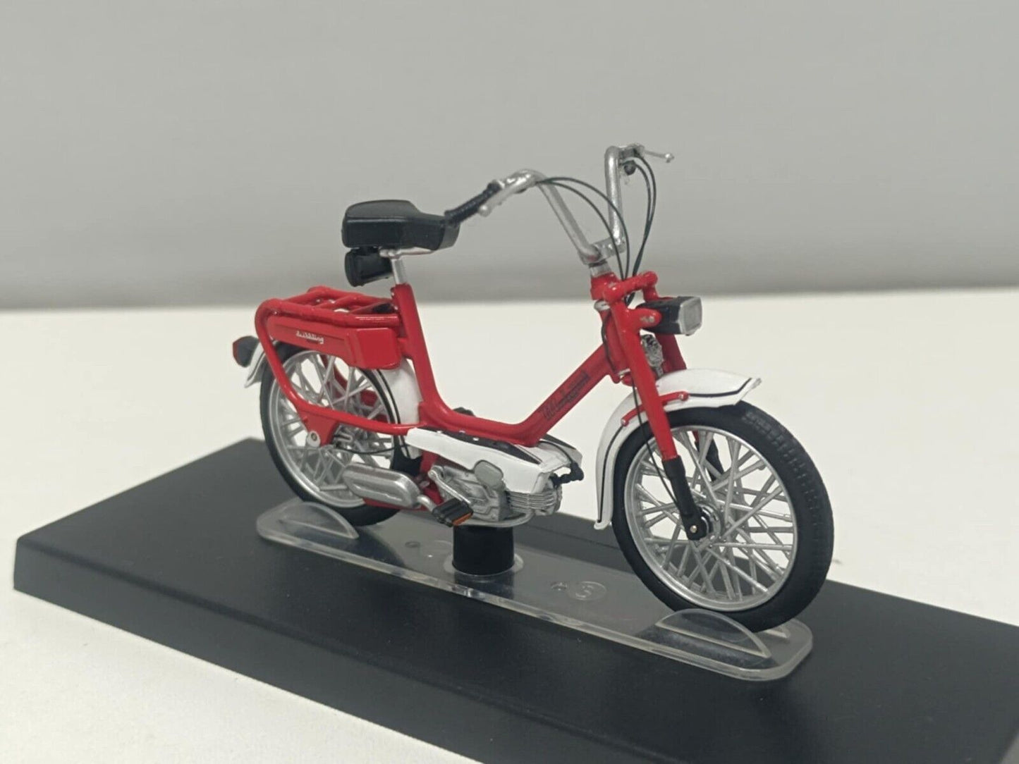 Malaguti Dribbling Motorino Edicola Leo Models 1:18 Usato + Basetta