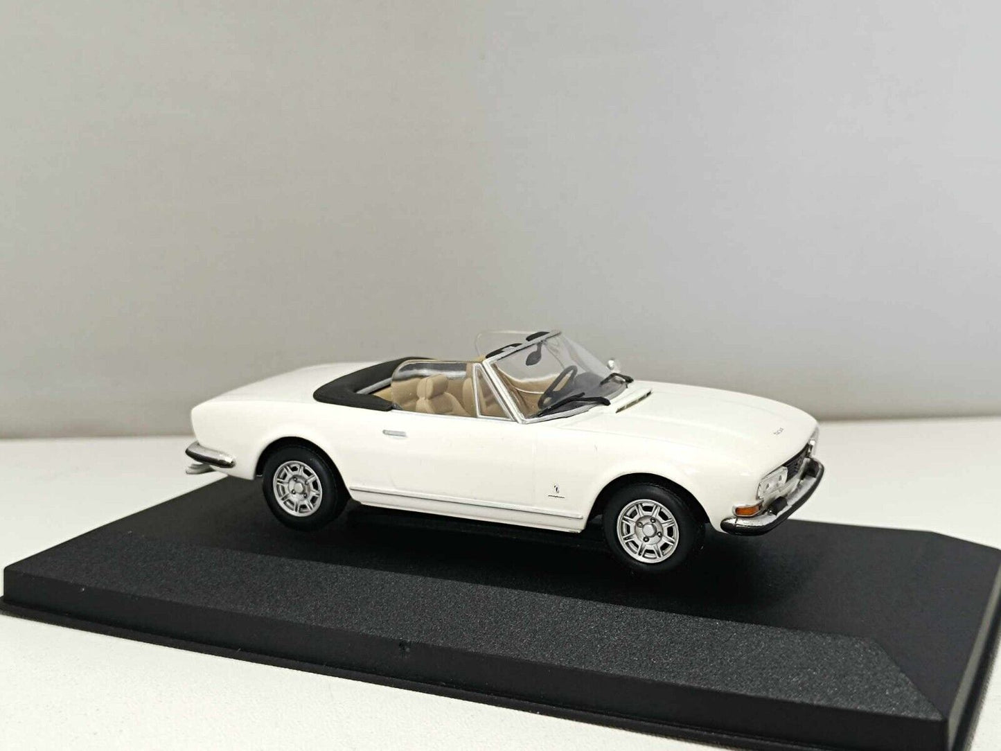 Peugeot 504 Cabriolet 1977 Blanc Alaska Minichamps 1:43 Limited Edition 2.640 Pz
