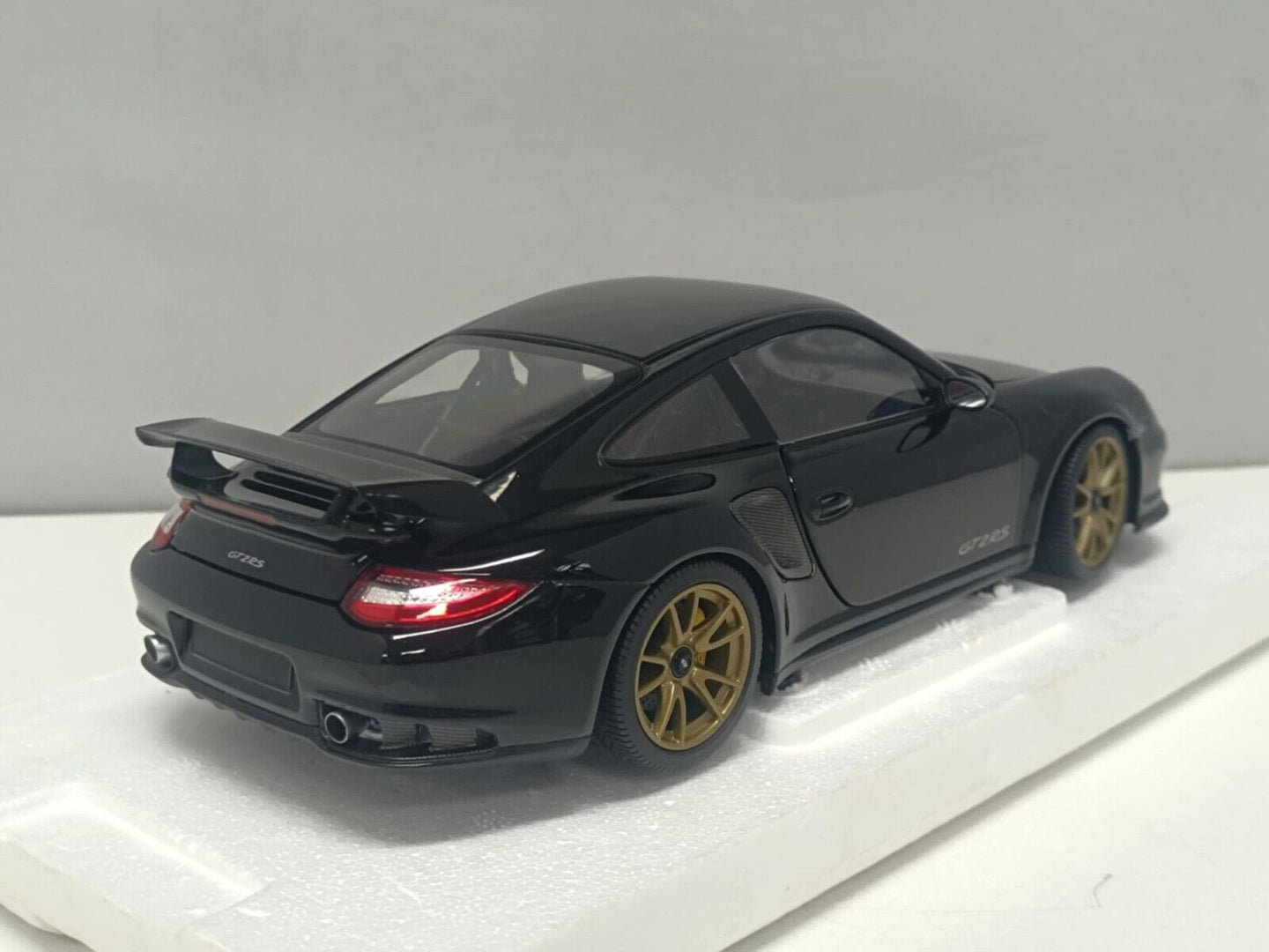 Porsche 911 GT2 RS 2011 Black With Gold Wheels Minichamps 1:18 Usato + Box Rare