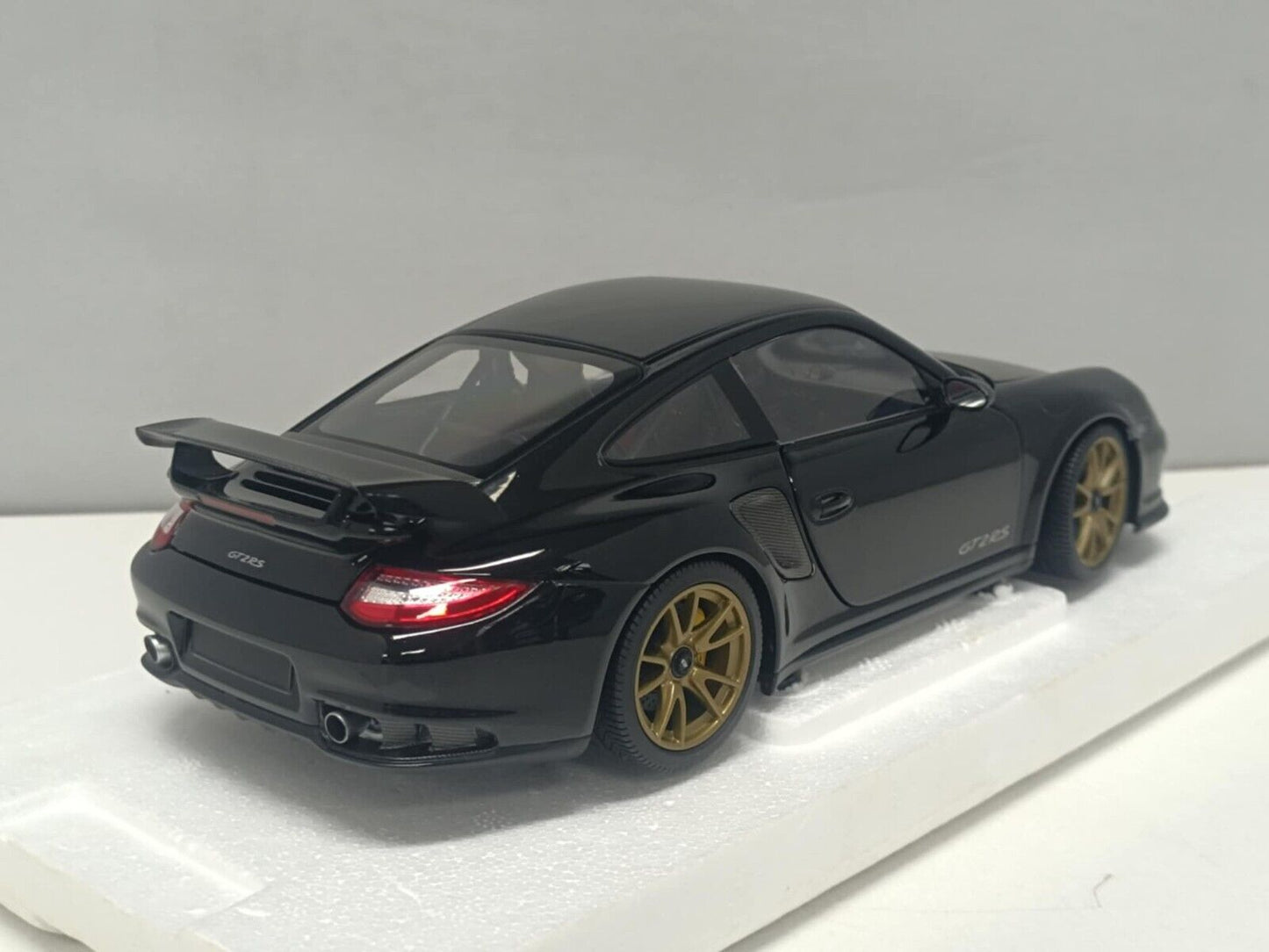 Porsche 911 GT2 RS 2011 Black With Gold Wheels Minichamps 1:18 Usato + Box Rare
