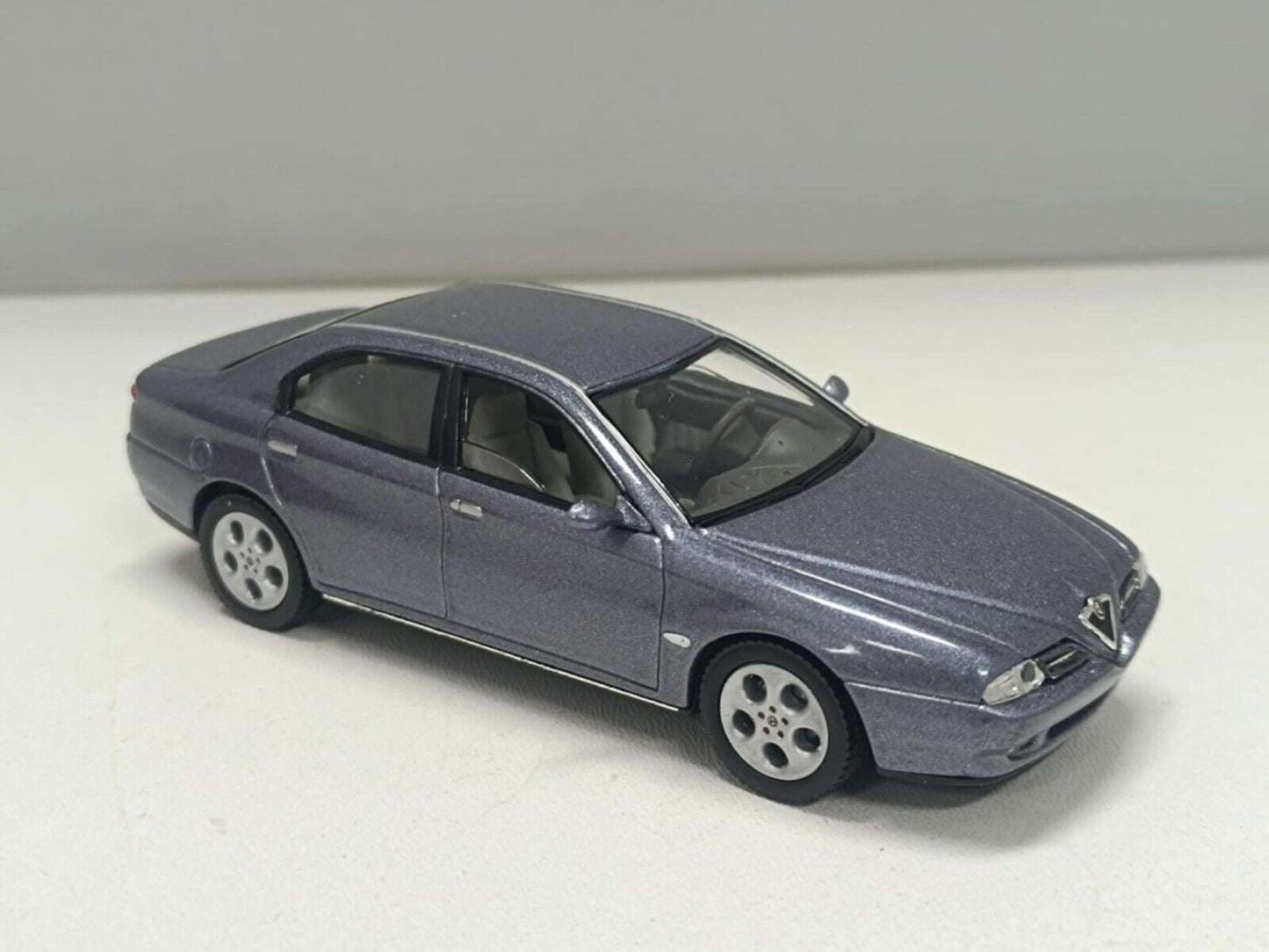 Alfa Romeo 166 - 1998 Grigio Grey Met Chiaro Solido 1:43 Usato + box Gift Set