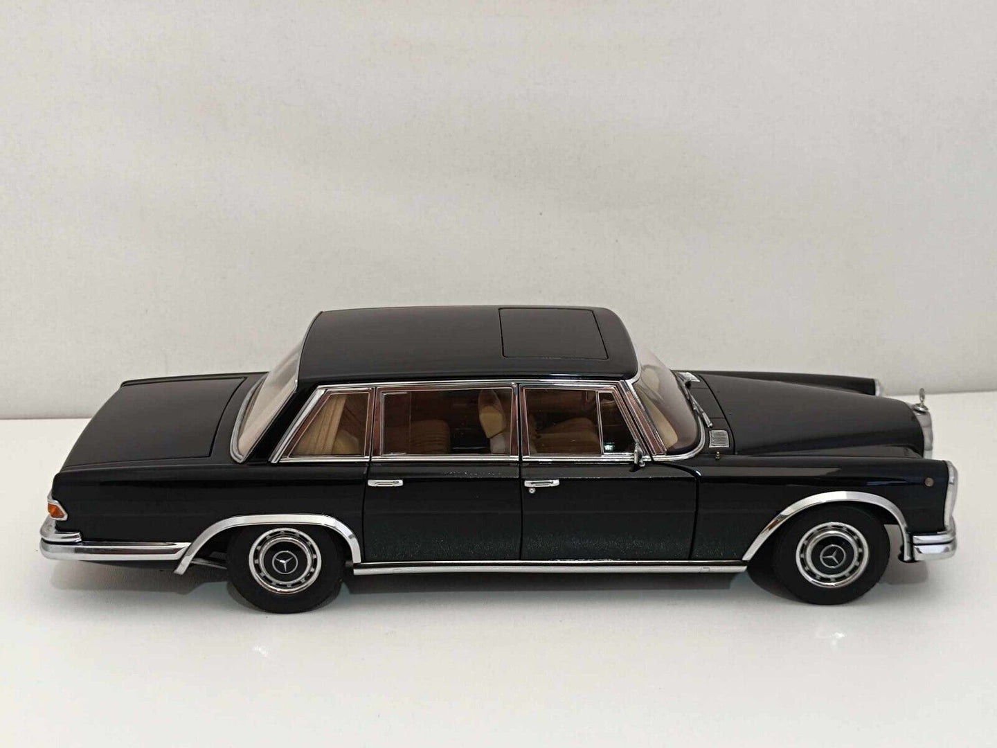 Mercedes Benz 600 SWB (VERY RARE) - Autoart Signature 1:18 GM Shop