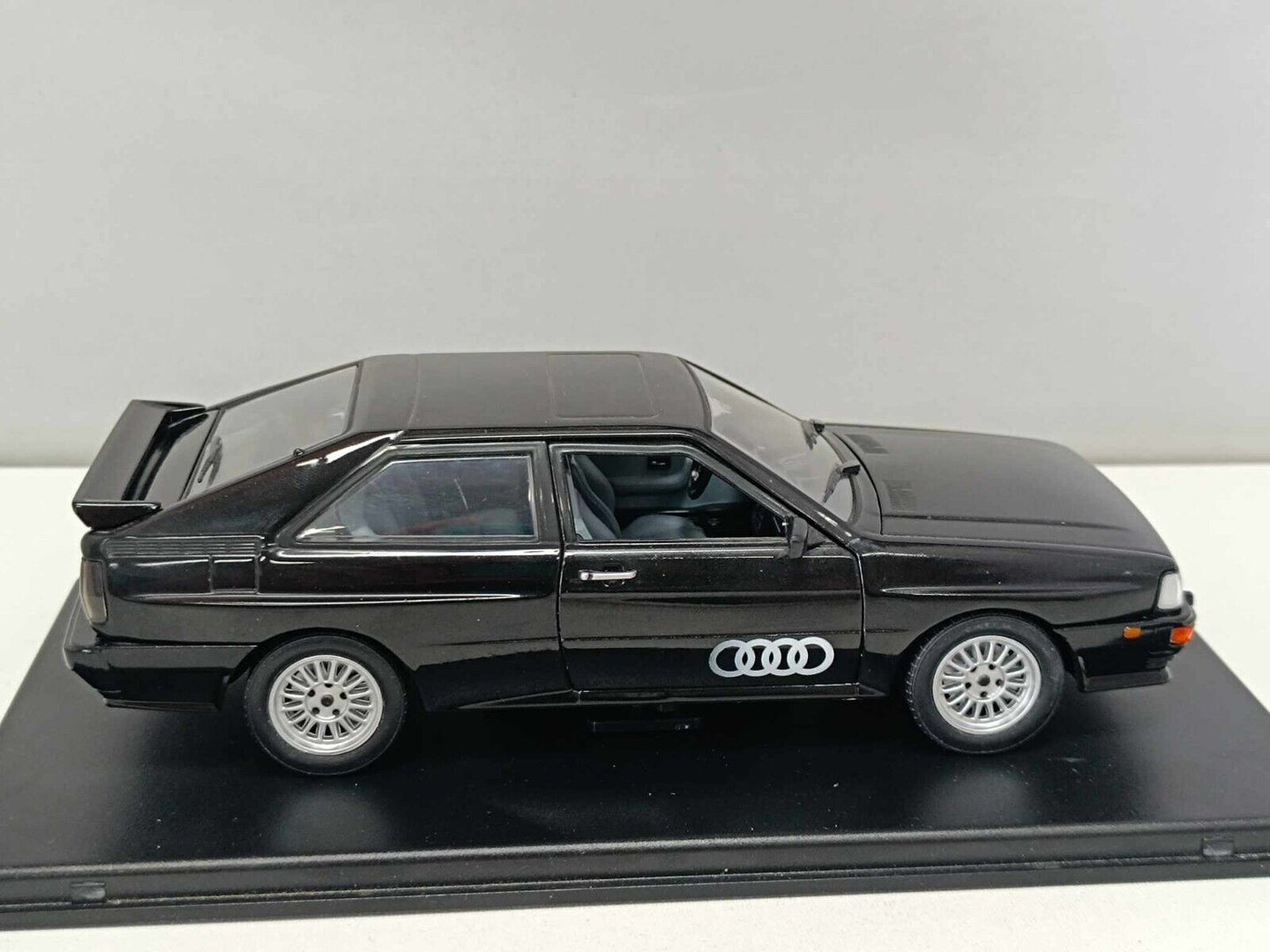Audi Quattro 2.li Turbo 4 Nero Black 1986 Edicola Leo Models 1:24 Usato + Teca