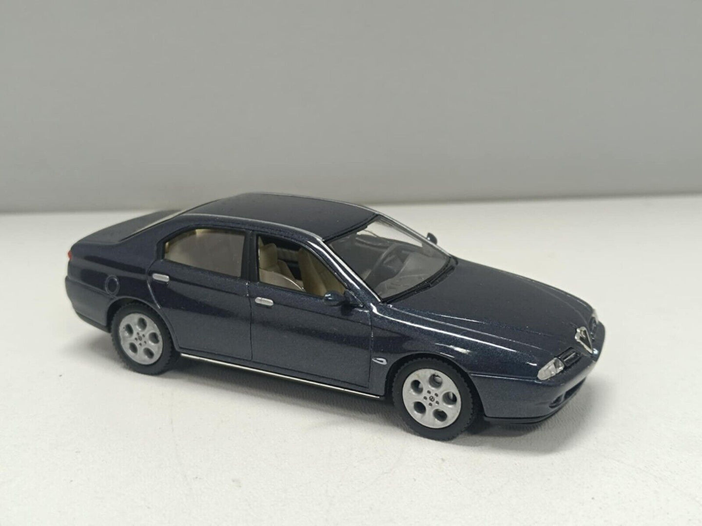 Alfa Romeo 166 - 1998 Grigio Grey Met Solido 1:43 Usato + Steel Box