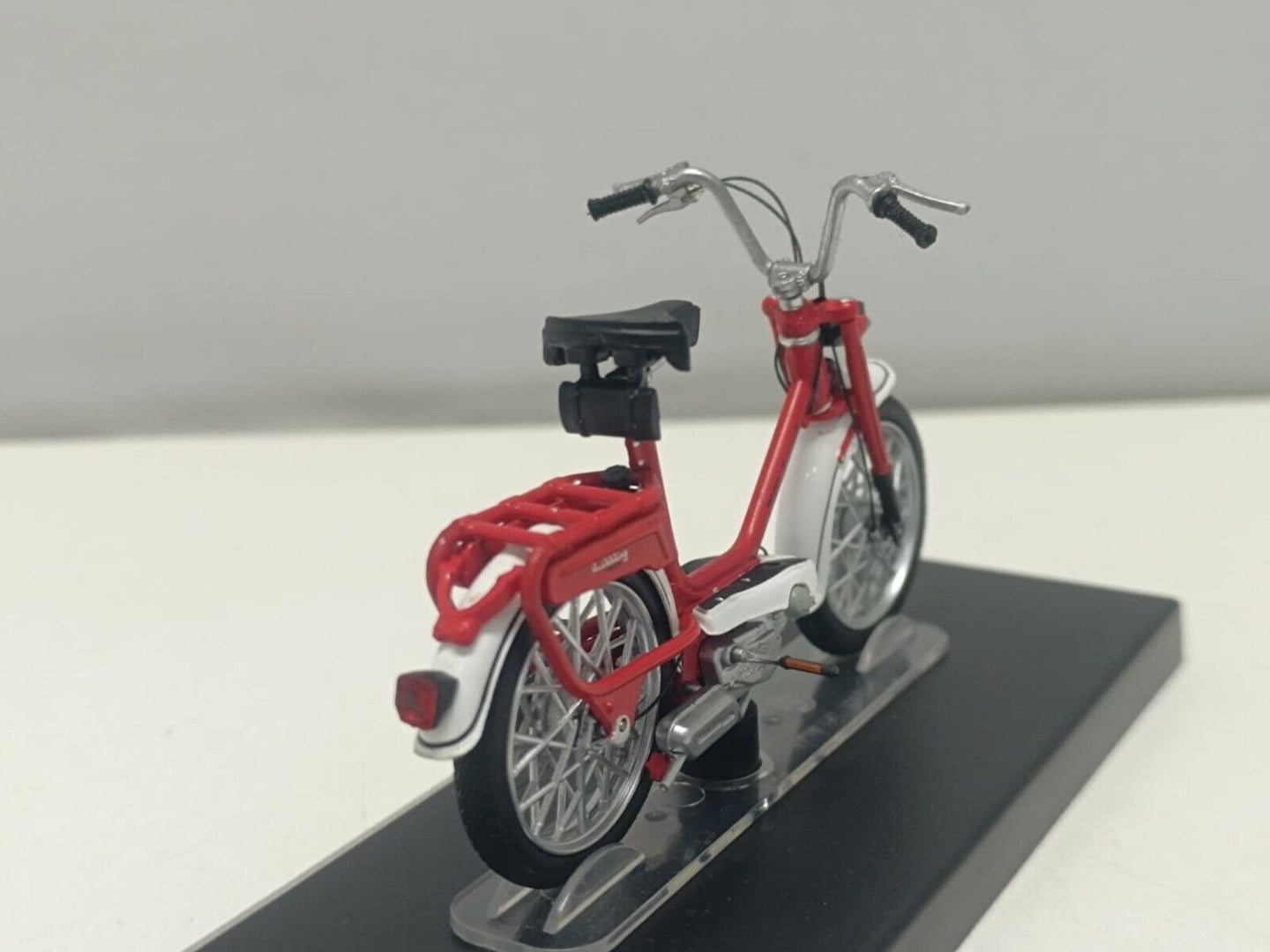 Malaguti Dribbling Motorino Edicola Leo Models 1:18 Usato + Basetta