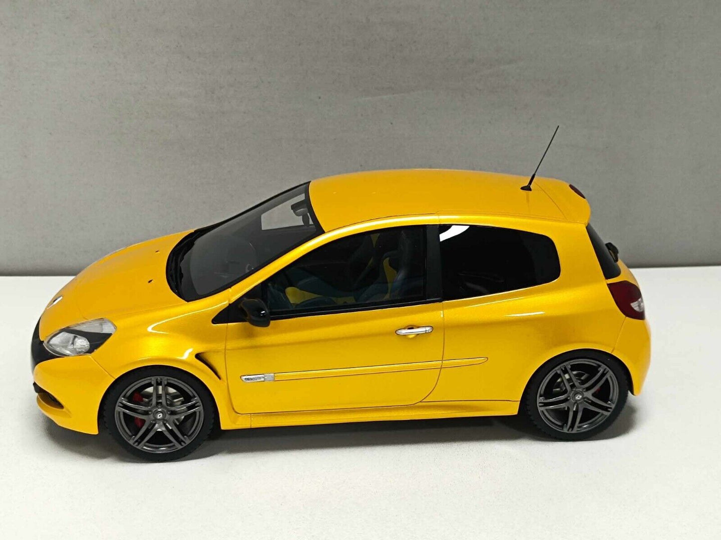 Renault Clio 3 RS ph.2 Sport Cup yellow 2010 Ottomobile 1:18 Nuovo Limited