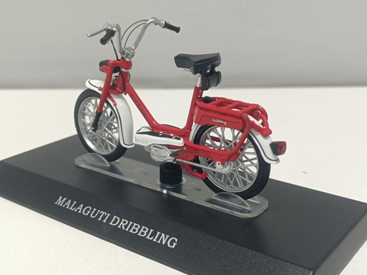 Malaguti Dribbling Motorino Edicola Leo Models 1:18 Usato + Basetta