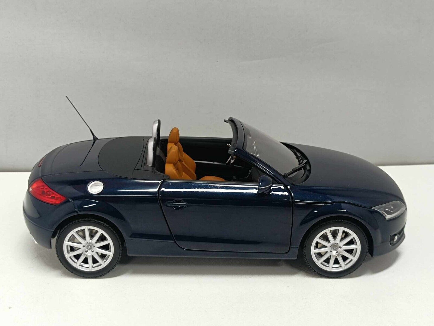 Audi TT Roadster 2006 Tiefseeblau - Minichamps Dealers Edition 1:18 GM Shop