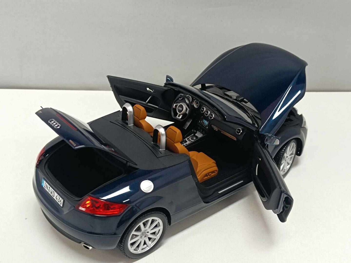 Audi TT Roadster 2006 Tiefseeblau - Minichamps Dealers Edition 1:18 GM Shop