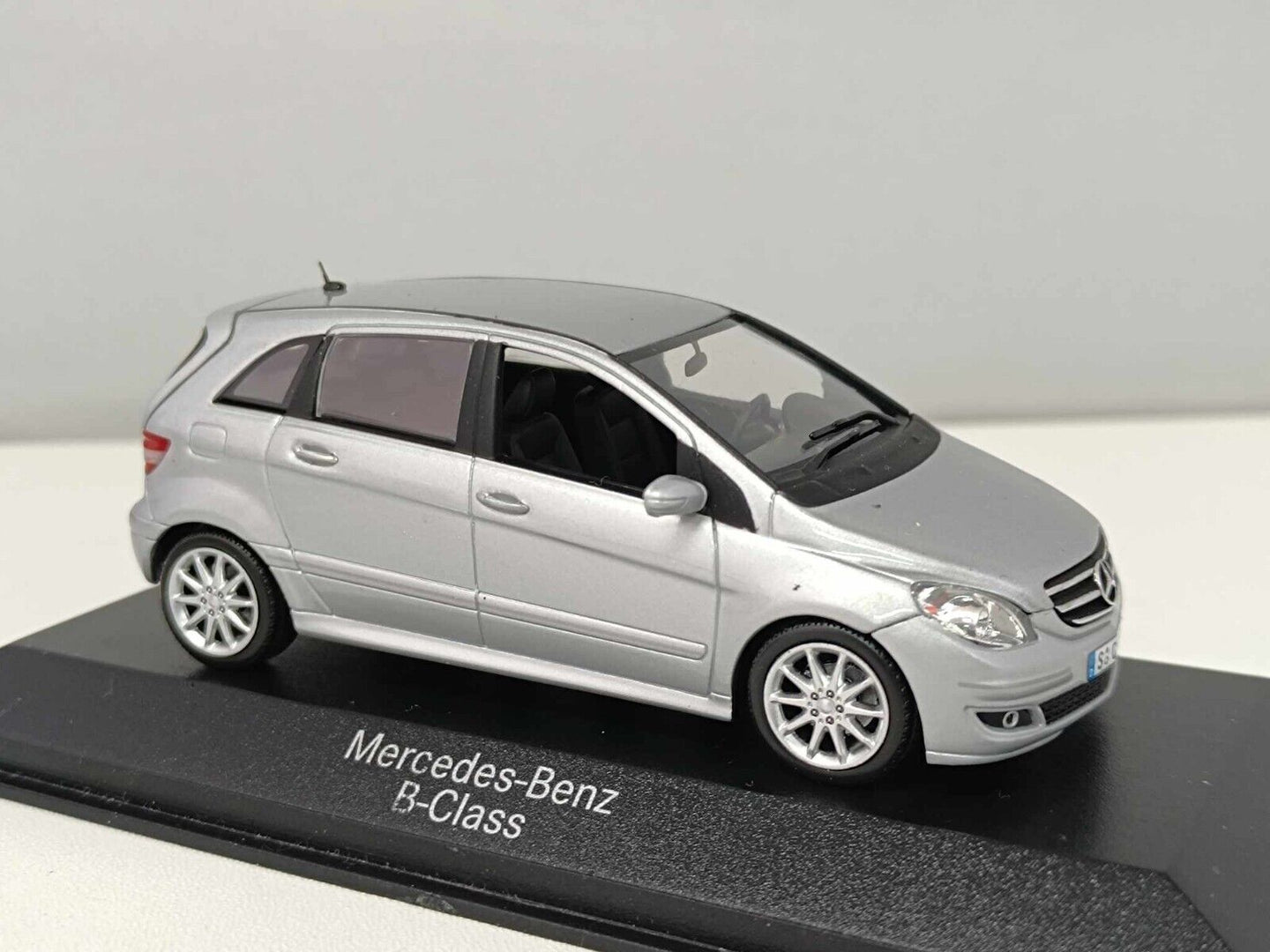 Mercedes-Benz B-Klasse W245 Minichamps 1/43 Polarsilver Usato + Teca