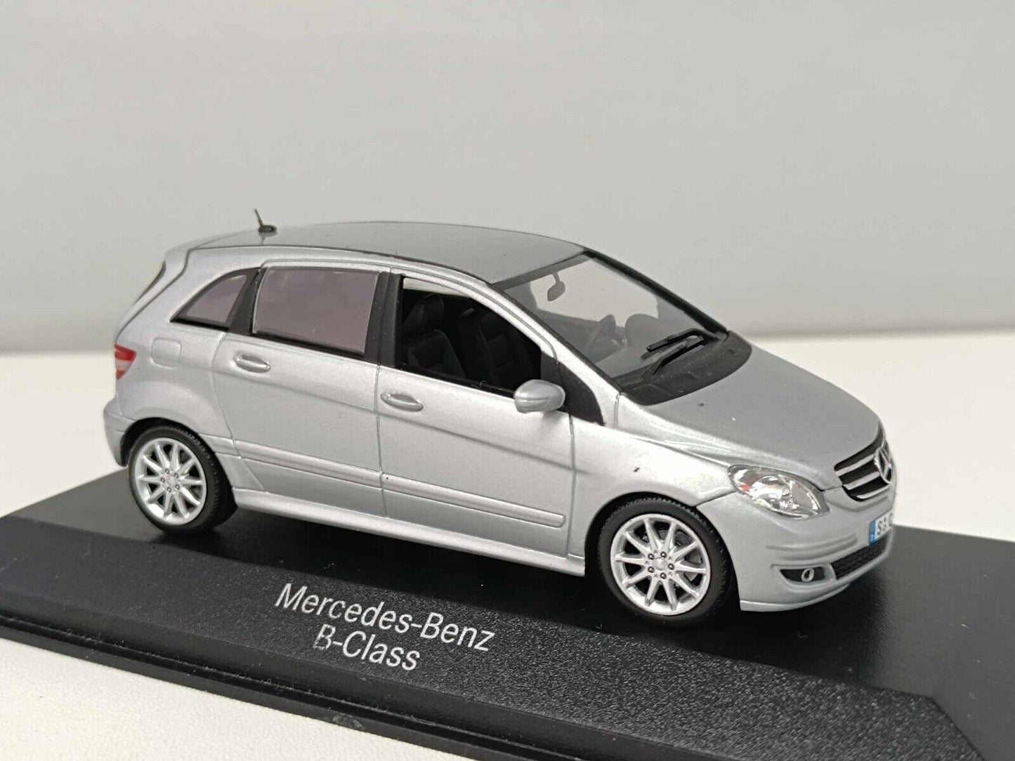 Mercedes-Benz B-Klasse W245 Minichamps 1/43 Polarsilver Usato + Teca