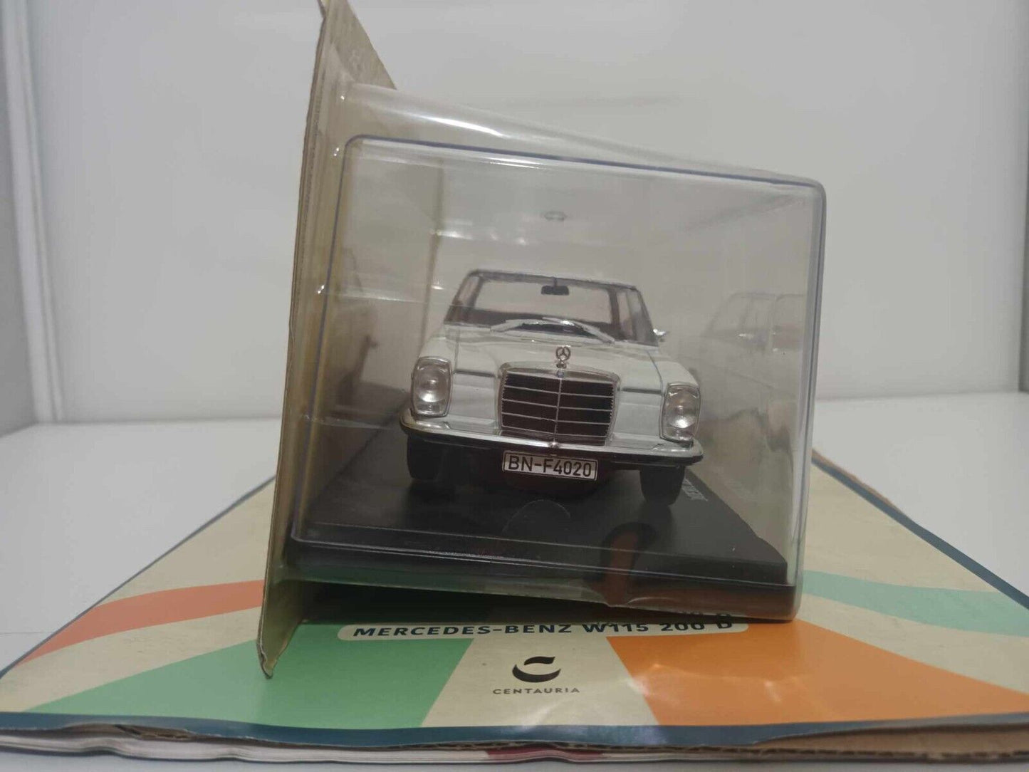 Mercedes Benz W115 200 D 1968 Bianco 1:24 Edicola Auto Vintage GM Shop