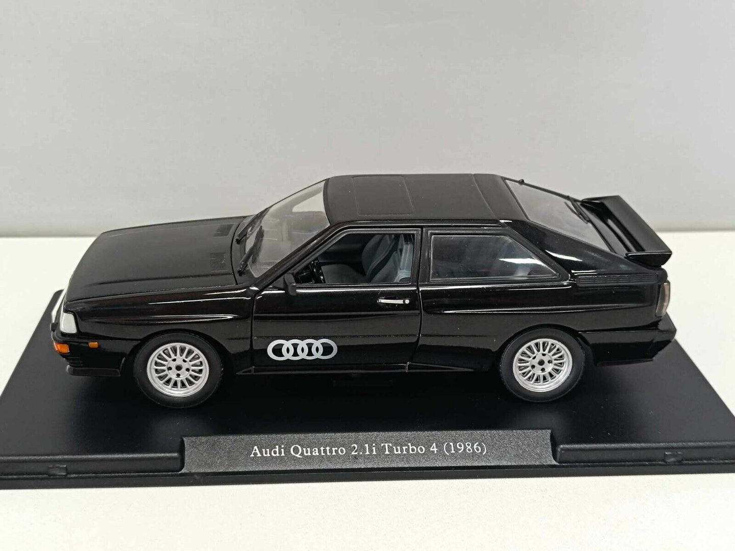 Audi Quattro 2.li Turbo 4 Nero Black 1986 Edicola Leo Models 1:24 Usato + Teca