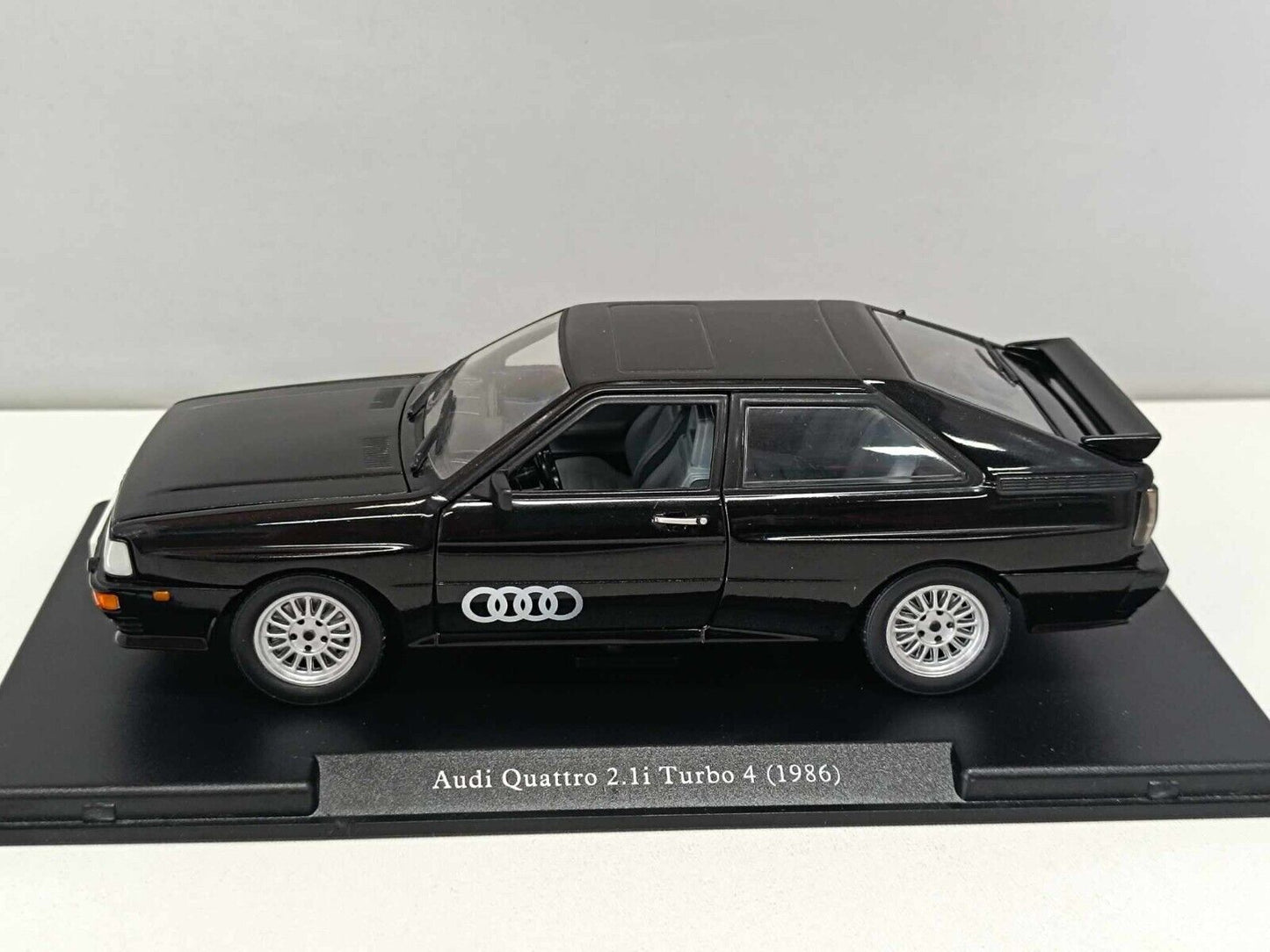 Audi Quattro 2.li Turbo 4 Nero Black 1986 Edicola Leo Models 1:24 Usato + Teca