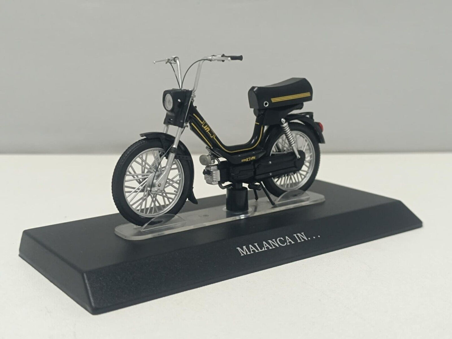 Malanca In... Motorino Edicola Leo Models 1:18 Usato + Basetta