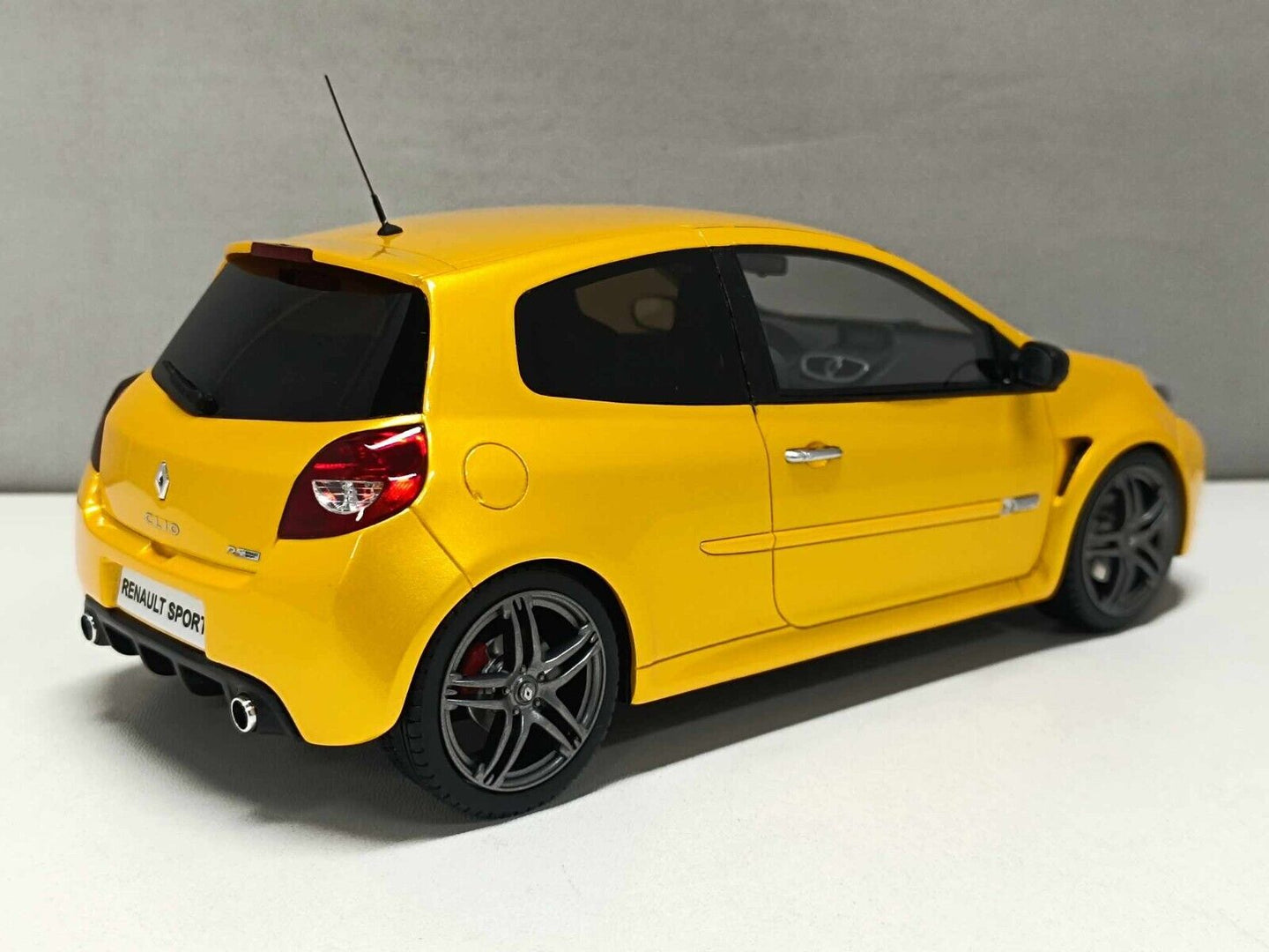 Renault Clio 3 RS ph.2 Sport Cup yellow 2010 Ottomobile 1:18 Nuovo Limited