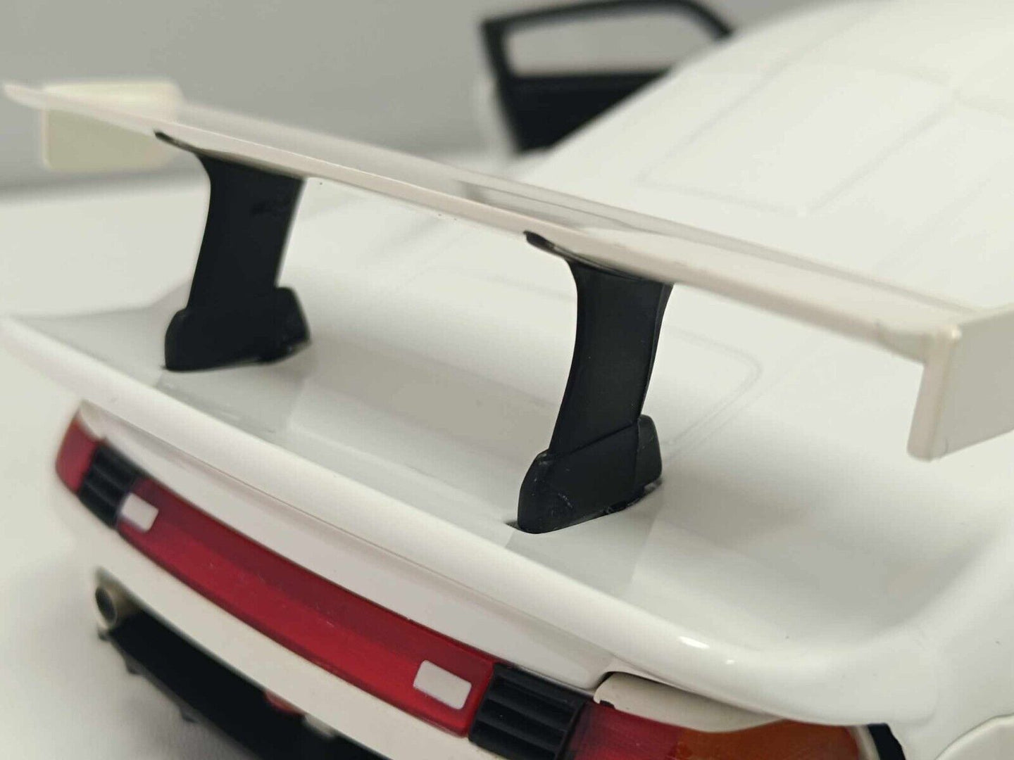Porsche 911 GT1 White 1996 - UT Models 1:18