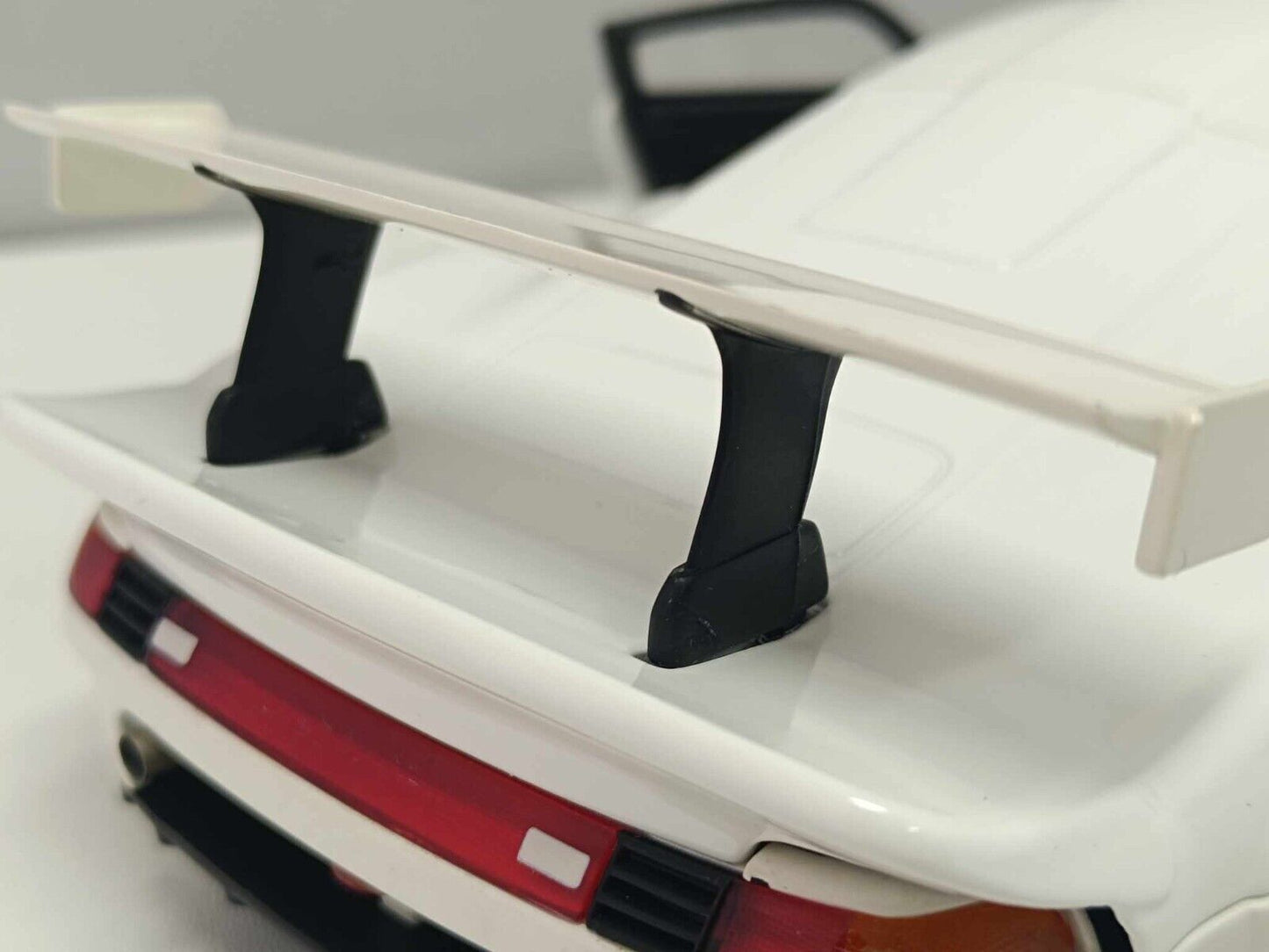 Porsche 911 GT1 White 1996 - UT Models 1:18