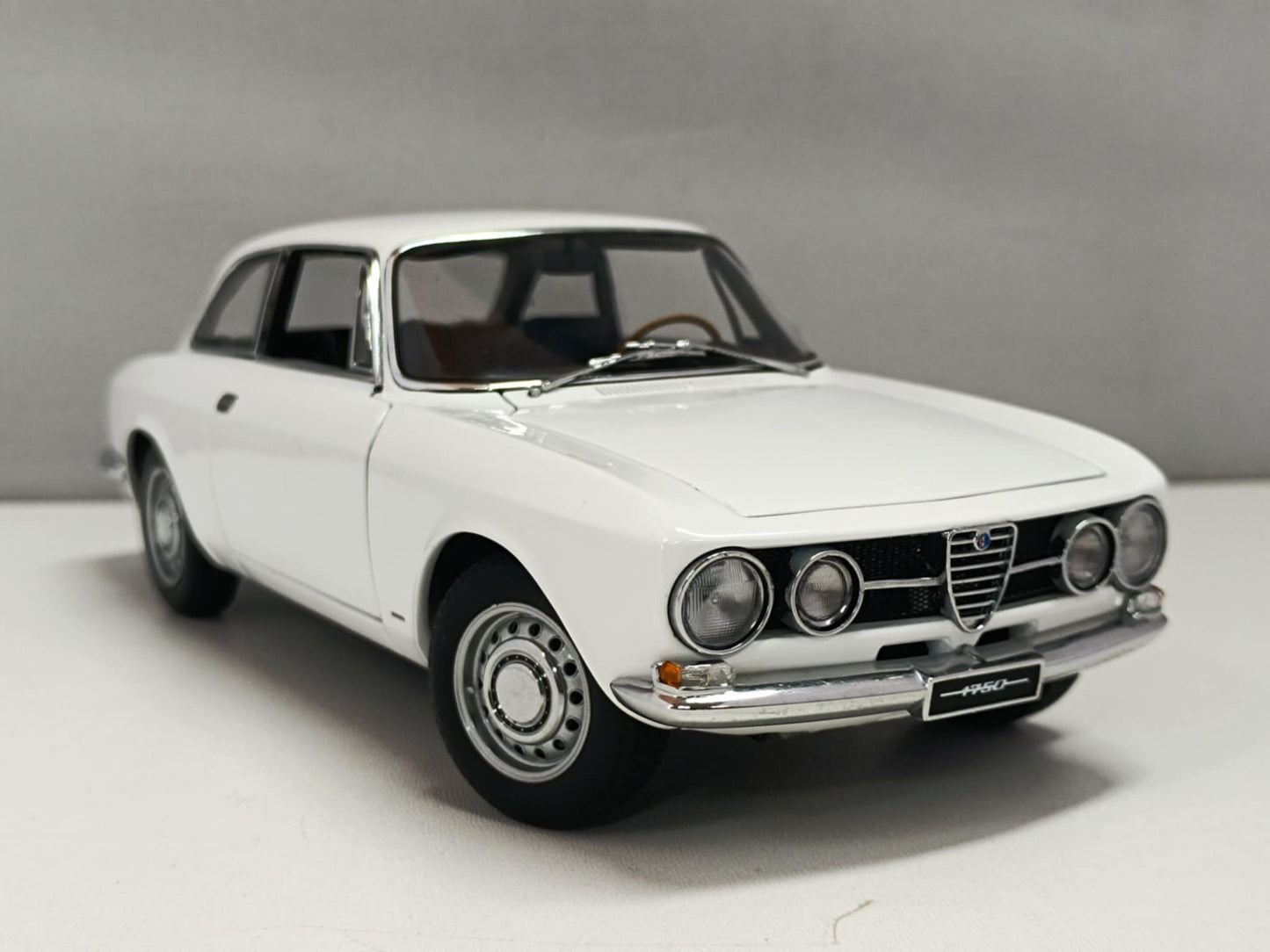 Alfa Romeo 1750 GTV 1967 White Bianco - Autoart 1:18 Usato 1/18