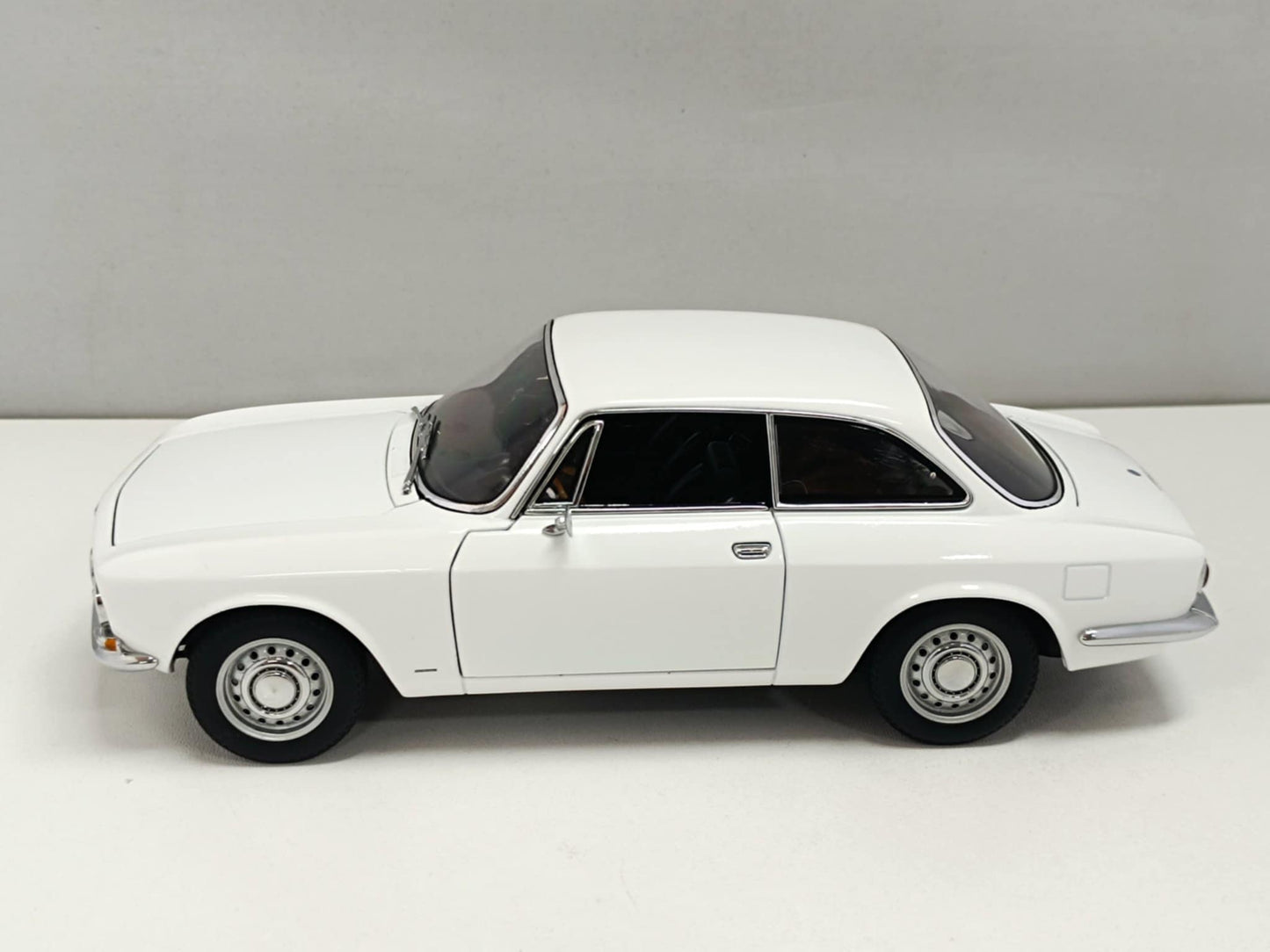 Alfa Romeo 1750 GTV 1967 White Bianco - Autoart 1:18 Usato 1/18