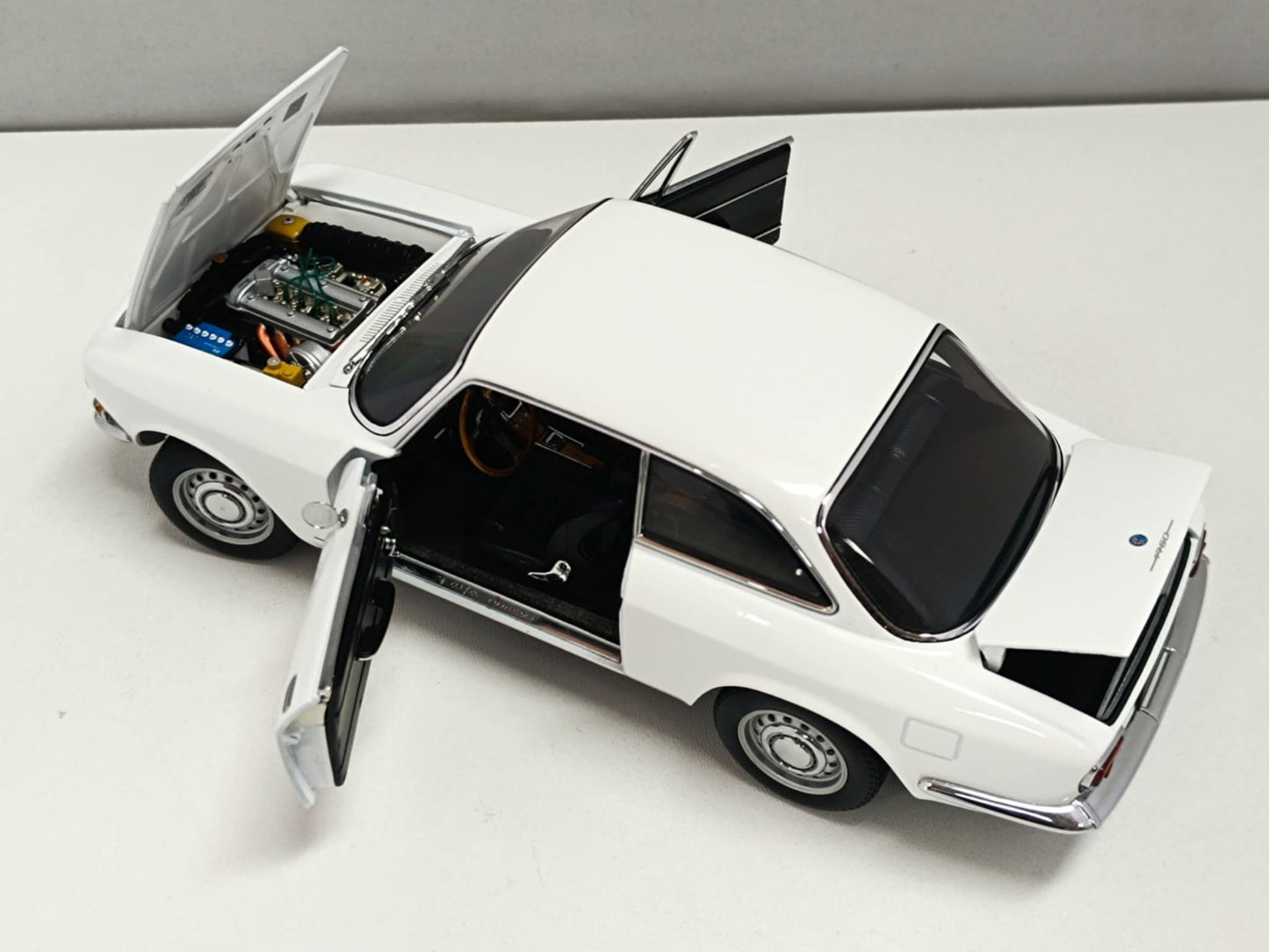 Alfa Romeo 1750 GTV 1967 White Bianco - Autoart 1:18 Usato 1/18